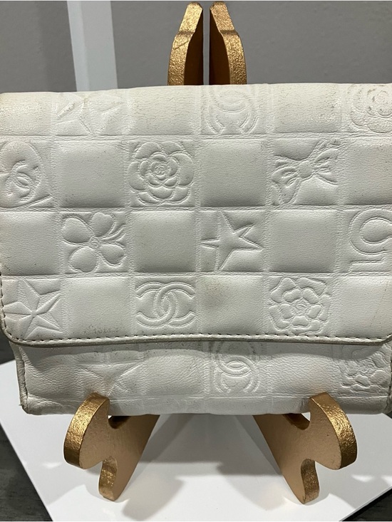 CHANEL White Quilted Embossed Leather Wallet with Silver CC - Picture 2 of 8